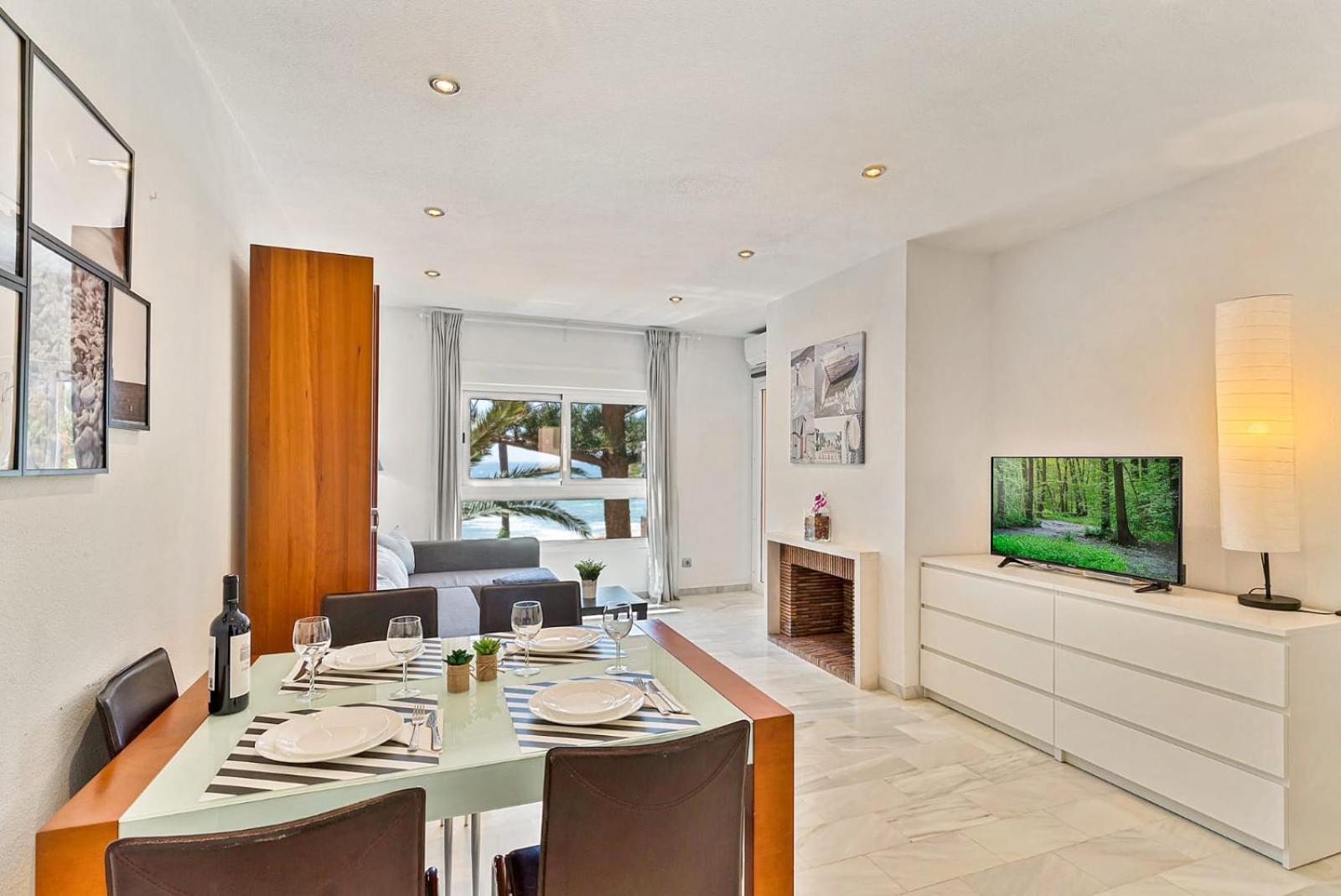 Beachfront Dona Lola Apartment Sitio de Calahonda
